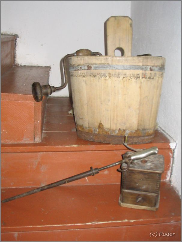 Skarby Mariana: bagnet, stary mynek na pieprz, drewniane wiadro i wiertarka rczna